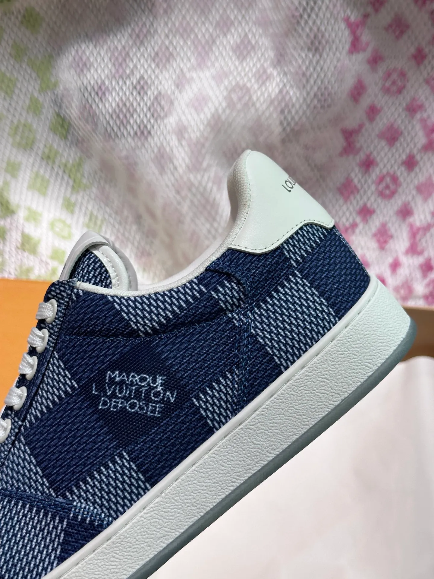 Men's Men's Shoes 💰p420 L·v Rivoli men's low-top casual sneakers, the classic checkerboard pattern will never go out of style. This Rivoli environmentally friendly sneaker is made of 90% sustainable materials. It is recycled polyester fiber integrated with the iconic Damier jacquard, and the outsole is shaped with recycled polyurethane. An upcycled LV logo perches on the tongue, while Louis Vuitton logos appear on the sides and rear. Comfortable and durable, versatile style, can be worn in all seasons, simple and fashionable item! Size: 38-44